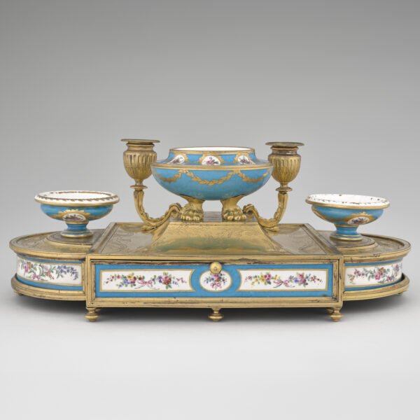 Ecritoire de bureau, fond bleu céleste Sèvres, Manufacture et musée nationaux