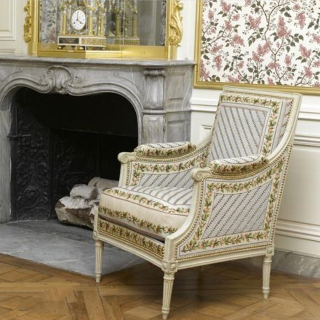 Bergère-en-bois-sculpté-LouisXVI._Musees_FR_Louvre2