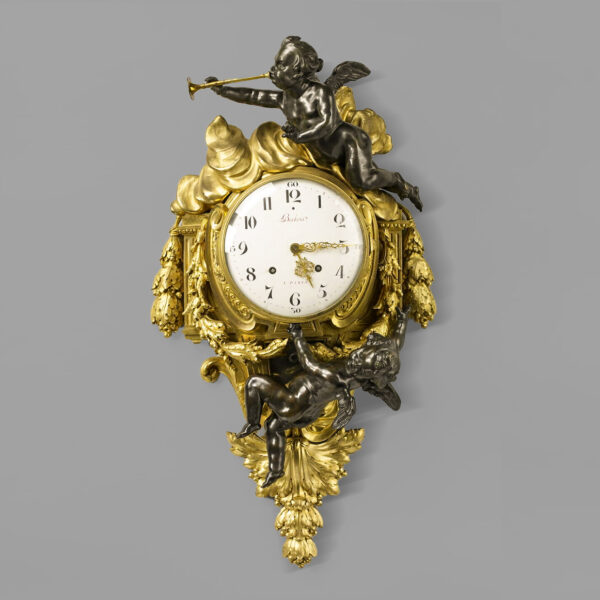 Grand cartel d'applique en bronze ciselé, doré et patiné, à décor d'amours