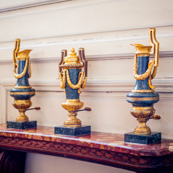 Paire d'aiguières Louis XVI, Musée Nissim de Camondo