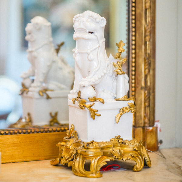 Paire de chiens de “Fo„ en porcelaine blanche de la Chine (Kang-Xi) ornés d'une monture rocaille en bronze ciselé et doré. Localisation : Musée Nissim de Camondo, Paris.