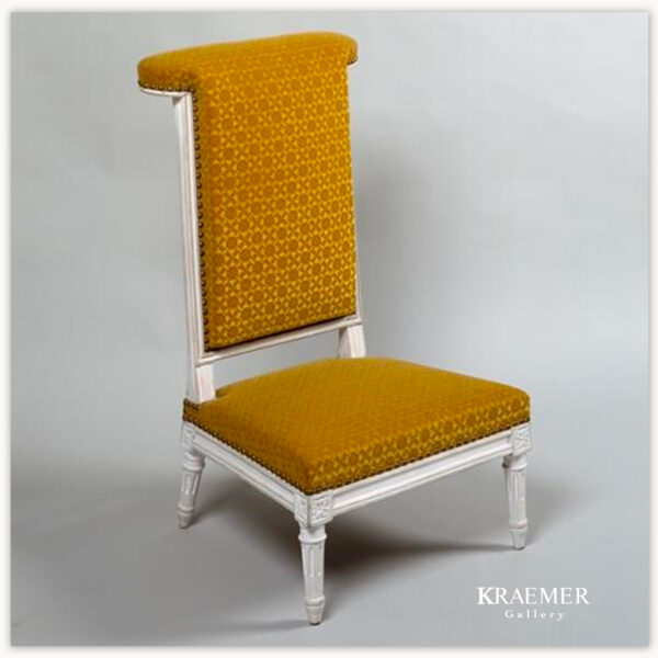 Chaise voyeuse en bois sculpté, mouluré et peint. Marques du château de Fontainebleau.