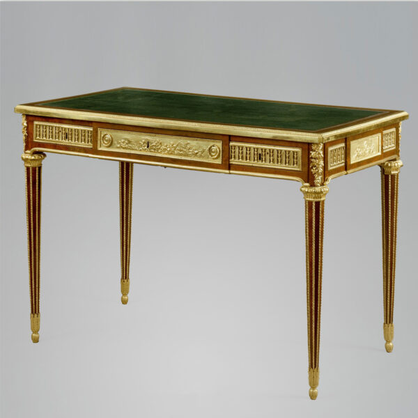 Table à écrire en placage d'amarante, de sycomore teinté, bronzes ciselés, ajourés et dorés. Par J.H. RIESENER Marques du Garde-Meuble de la Reine et du château de Trianon. Exposé dans le Cabinet Doré. Acquis grâce au Mécénat de L.V.M.H et Sanofi-Avantis