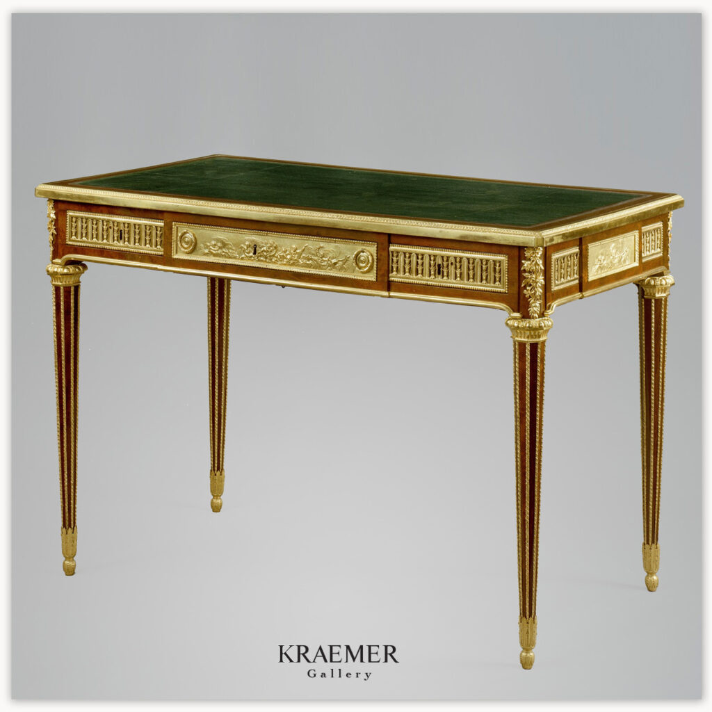 Table à écrire en placage d'amarante, de sycomore teinté, bronzes ciselés, ajourés et dorés. Par J.H. RIESENER Marques du Garde-Meuble de la Reine et du château de Trianon. Exposé dans le Cabinet Doré.Acquis grâce au Mécénat de L.V.M.H et Sanofi-Avantis