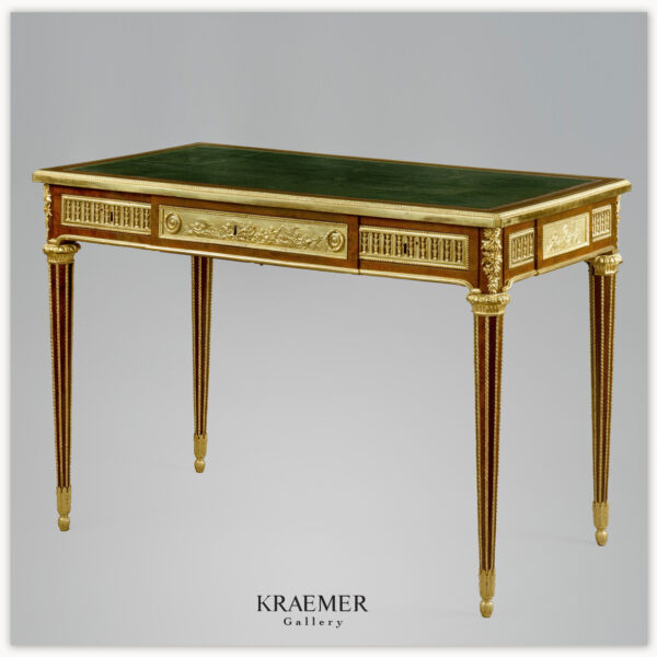 Table à écrire en placage d'amarante, de sycomore teinté, bronzes ciselés, ajourés et dorés. 
Par J.H. RIESENER Marques du Garde-Meuble de la Reine et du château de Trianon. 

Exposé dans le Cabinet Doré.
Acquis grâce au Mécénat de L.V.M.H et Sanofi-Avantis