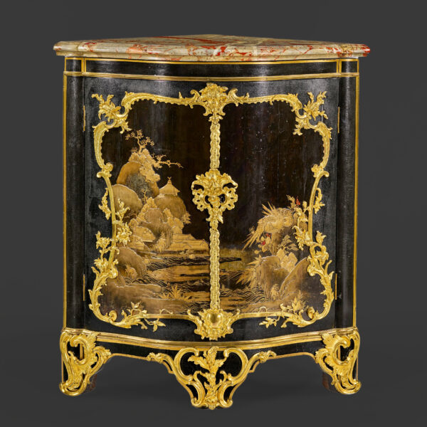 Paire d’encoignures en laque du Japon et Vernis Martin, ornées de bronzes ciselés, ajourés et dorés. Estampille BVRB