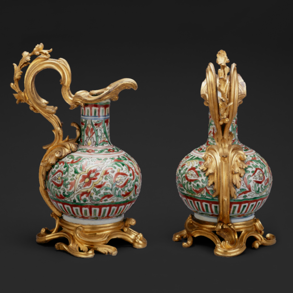 Paire d’aiguières en porcelaine Turc, chacune ornée de bronzes ciselés, ajourés et dorés