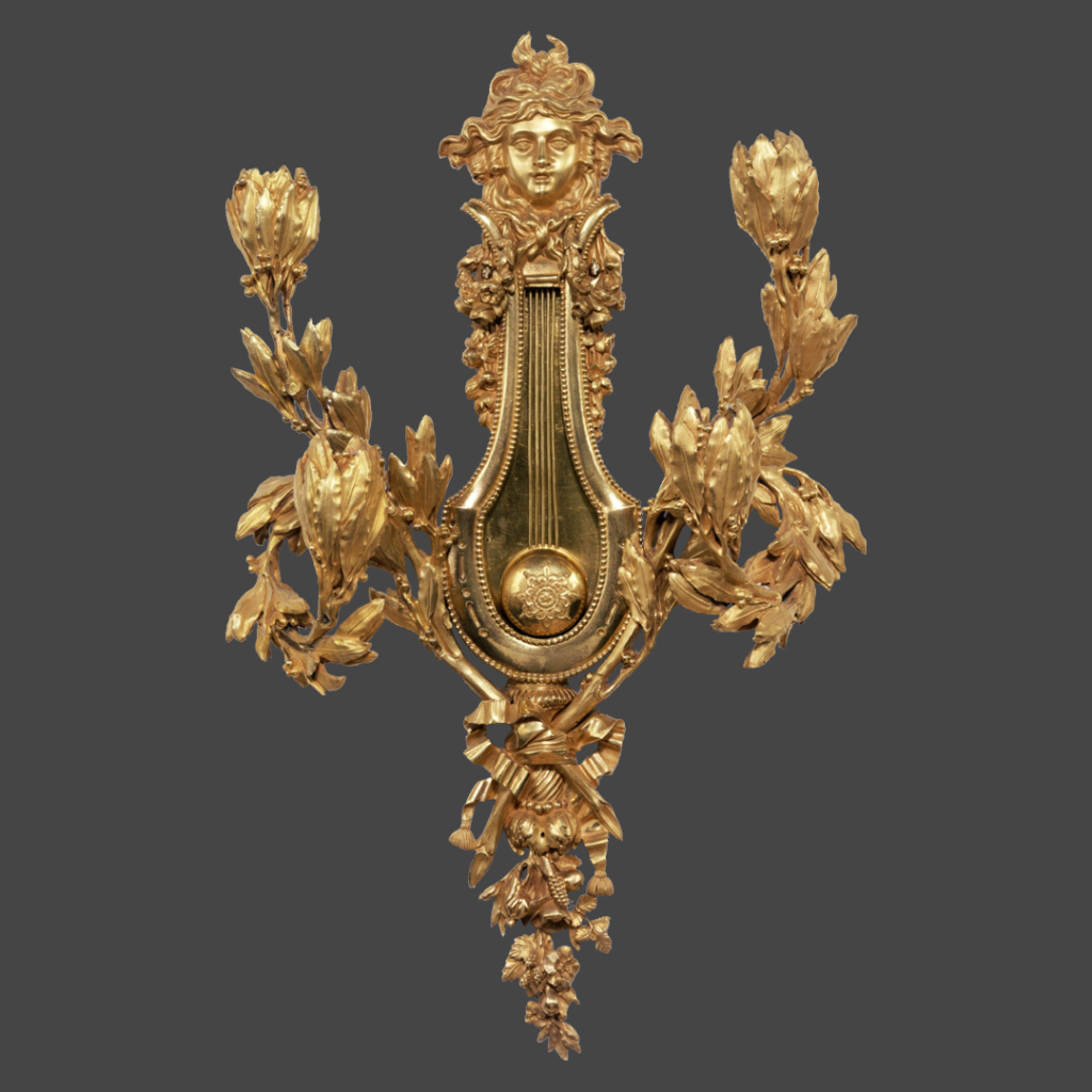 Paire d’appliques à quatre bras de lumière, en bronze ciselé, ajouré et doré Vraisemblablement par Pierre Gouthière D’après un dessin de François-Joseph Bellanger ÉPOQUE LOUIS XVI Localisation : Getty Museum, 1974 Provenance : Galerie Kraemer