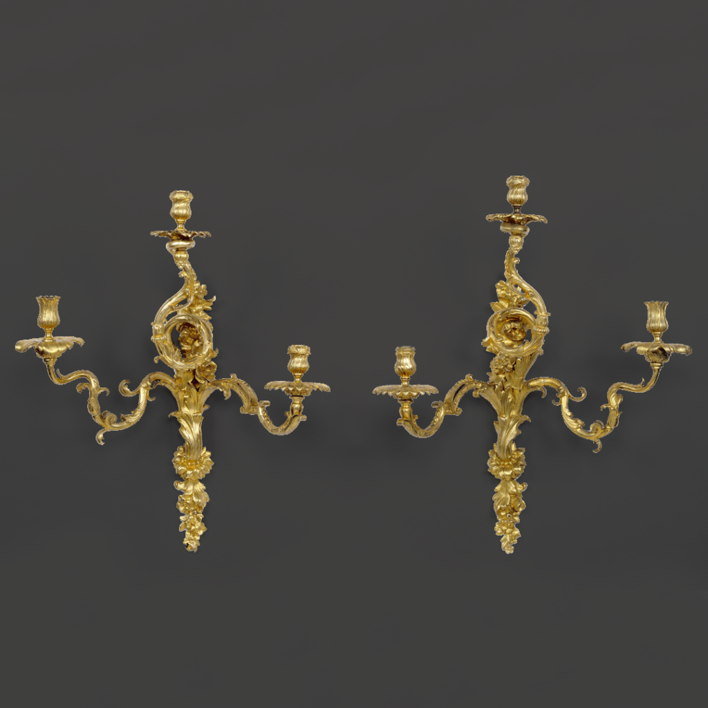 Paire d’appliques en bronze ciselé, ajouré et doré, chacune à trois bras de lumière - Époque Louis XIV.