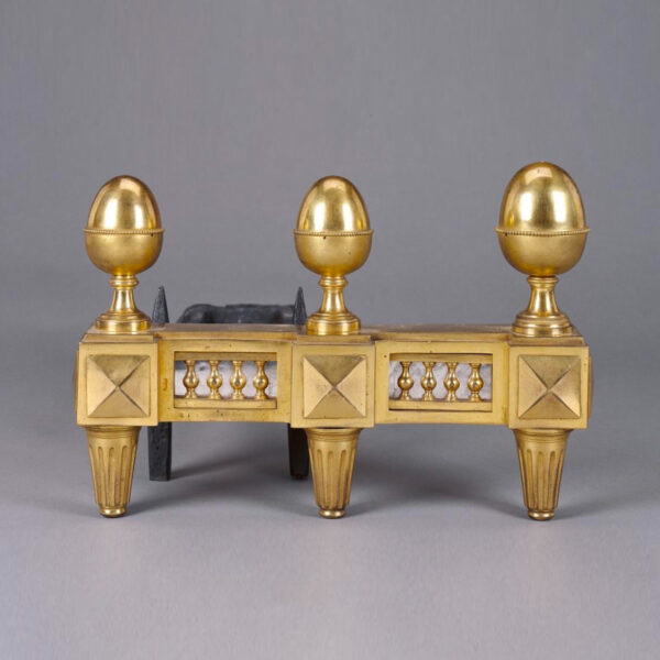 Paire de chenets en bronze ciselé et doré ÉPOQUE LOUIS XVI Probablement réalisé d’après un dessin de Jean-Charles Delafosse