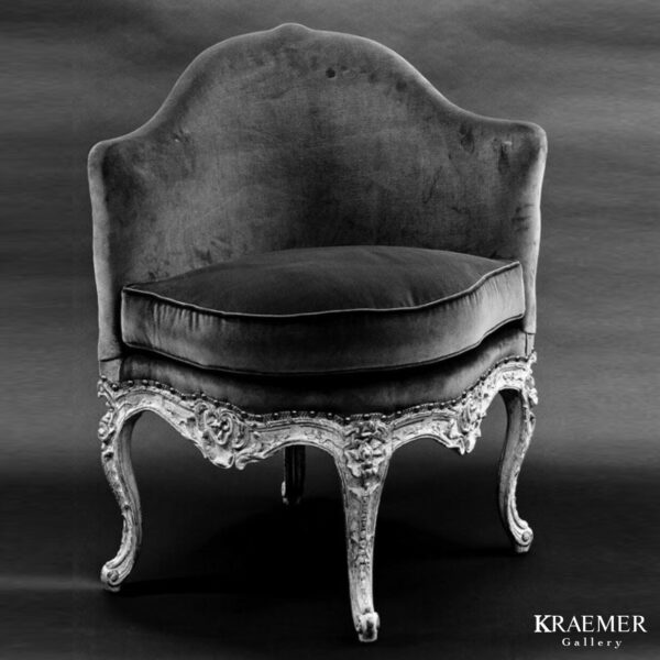 Fauteuil de bureau
Époque Louis XV
Fauteuil de bureau en bois sculpté et peint toutes faces, dans le goût rocaille.