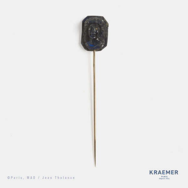 Epingle de cravate : Labradorite sculptée, brillants incustés et or.