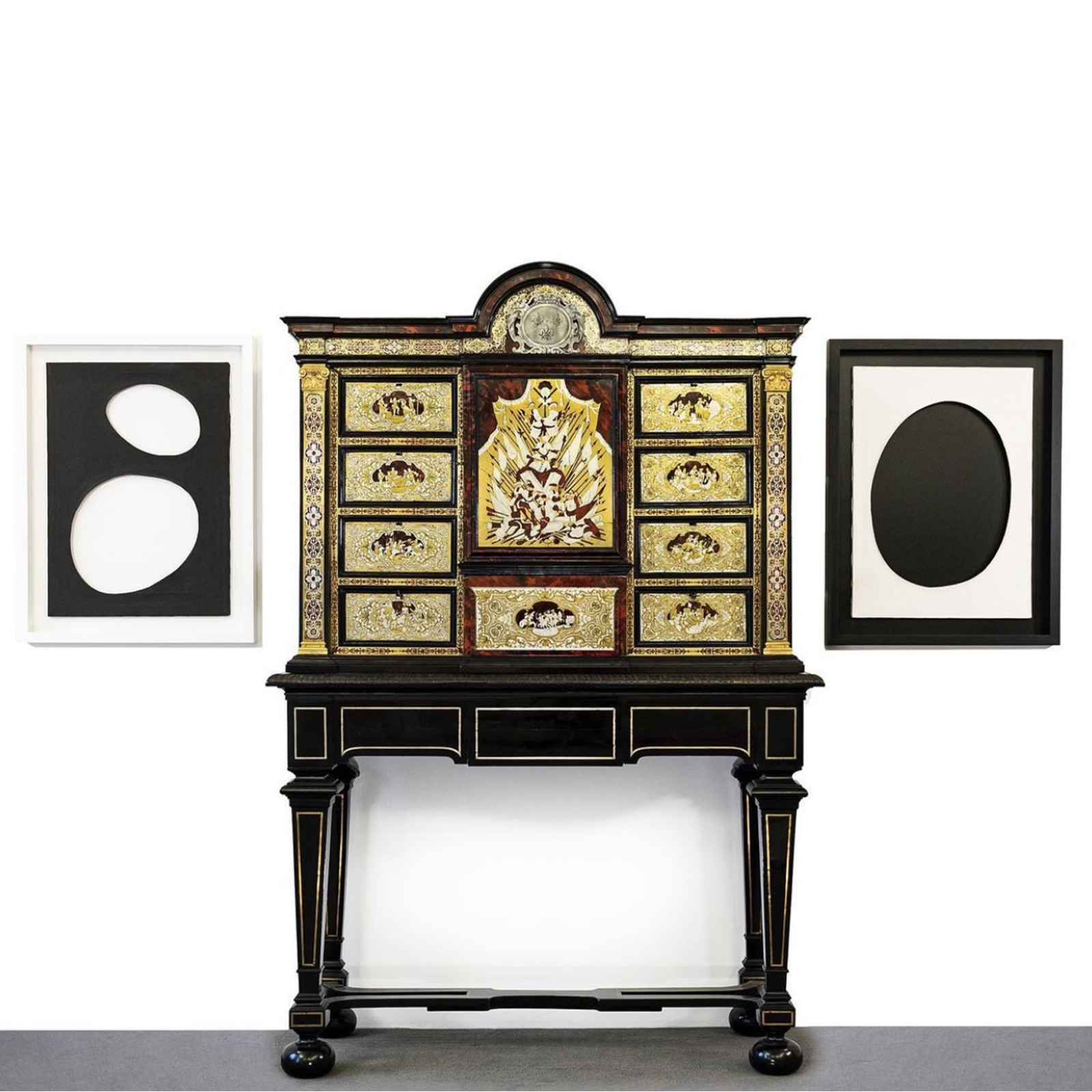 Rare cabinet en marqueterie, époque Louis XIV de laiton, étain et écaille, et placage de palissandre orné de bronzes ciselés et dorés. Dadamaino, Volume Nero, 1959. Volume Blanco, 1960.