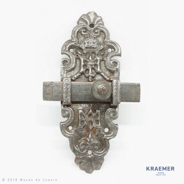 Verrou en métal vers 1600. - Verrou en métal - vers 1600 repoussé de forme oblongue, décoré d'une coquille à la partie supérieure et à la partie inférieure. Anonyme