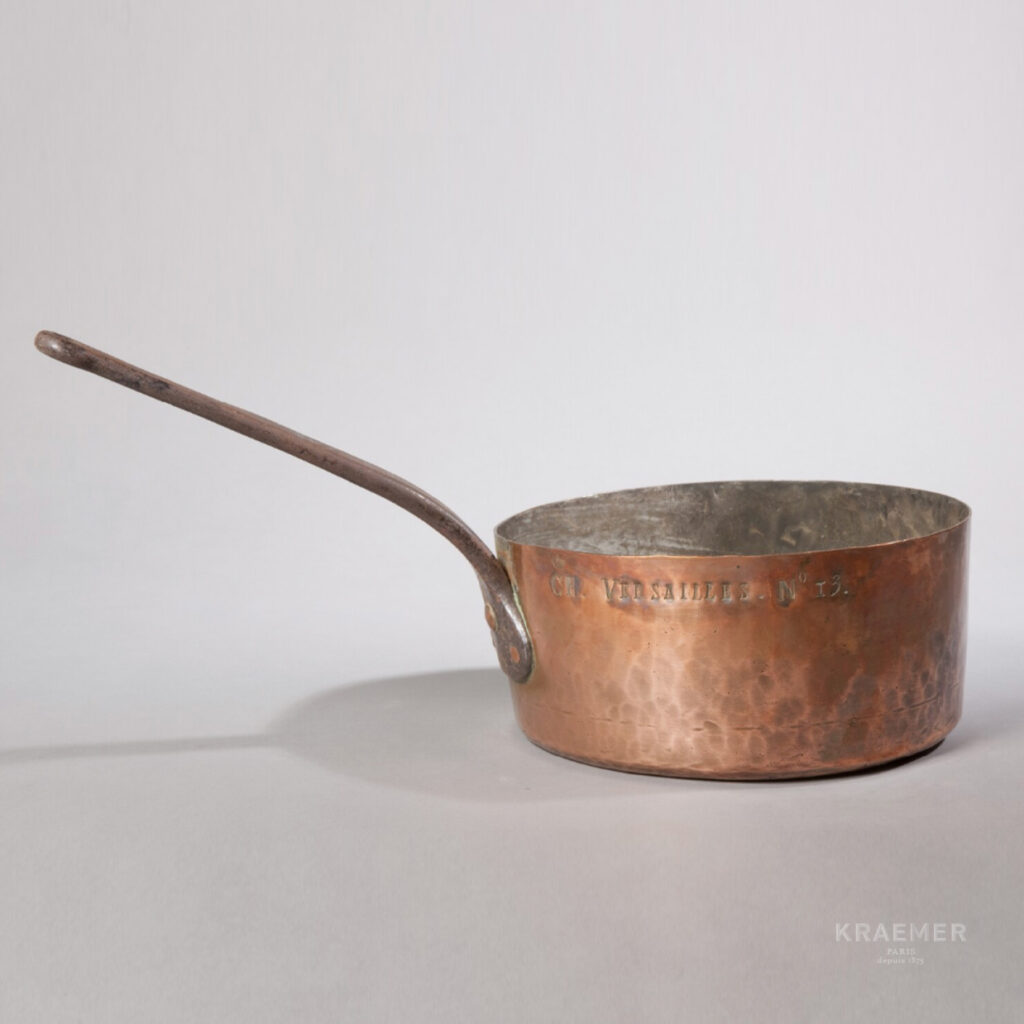 Pièce provenant de la batterie de cuivres des cuisines du château de Versailles sous Louis-Philippe. Don de MM. Laurent et Olivier Kraemer.
