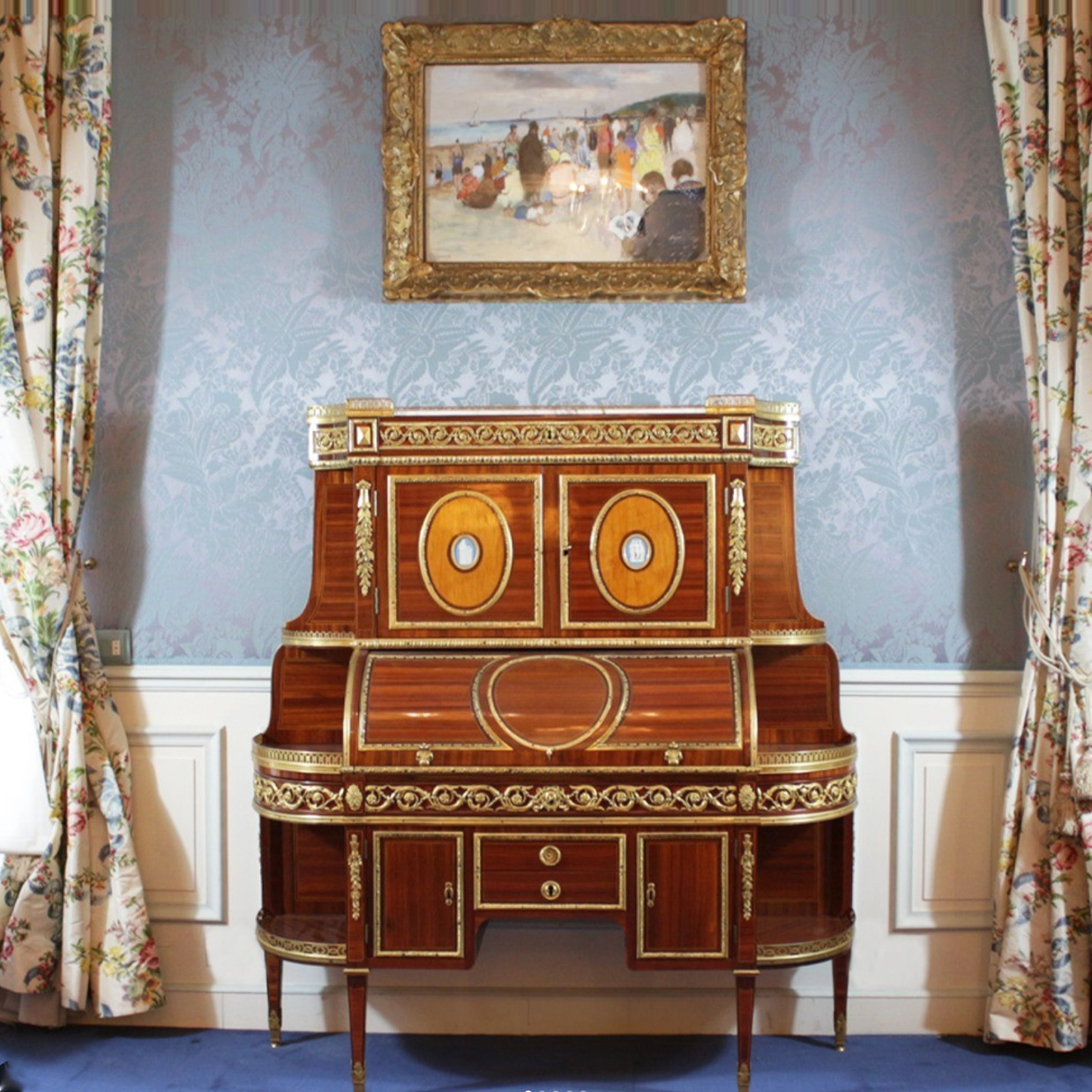 Meuble de Pioniez, Cabinet et un secrétaire à cylindre, meuble de rangement à portes et encoignures latérales.