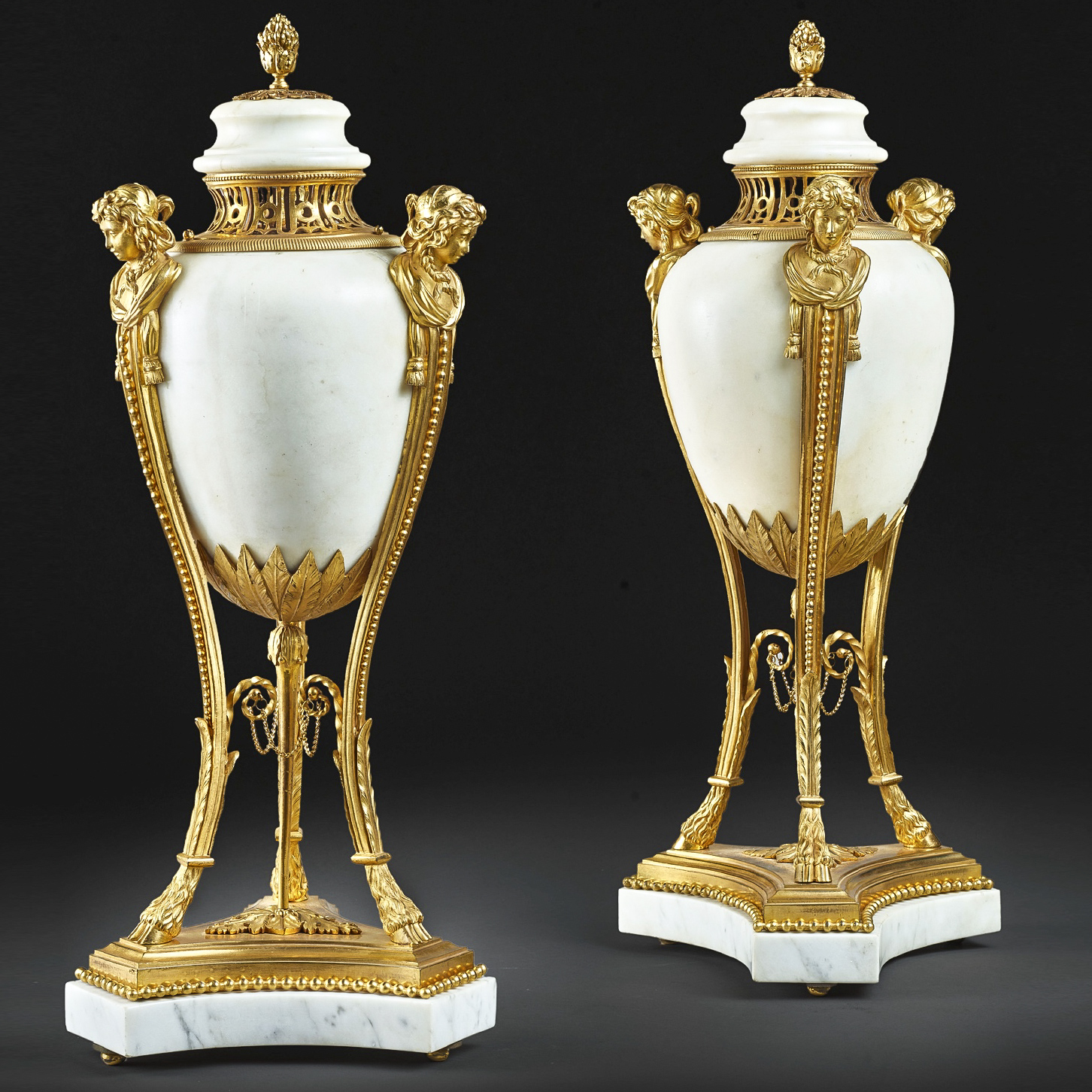 Paire de vases cassolettes en marbre et bronze doré