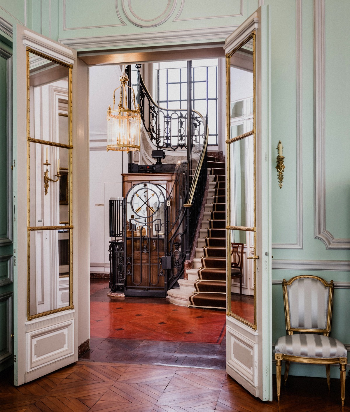 visuel-histoire-famille-kraemer-escalier-ascenceur