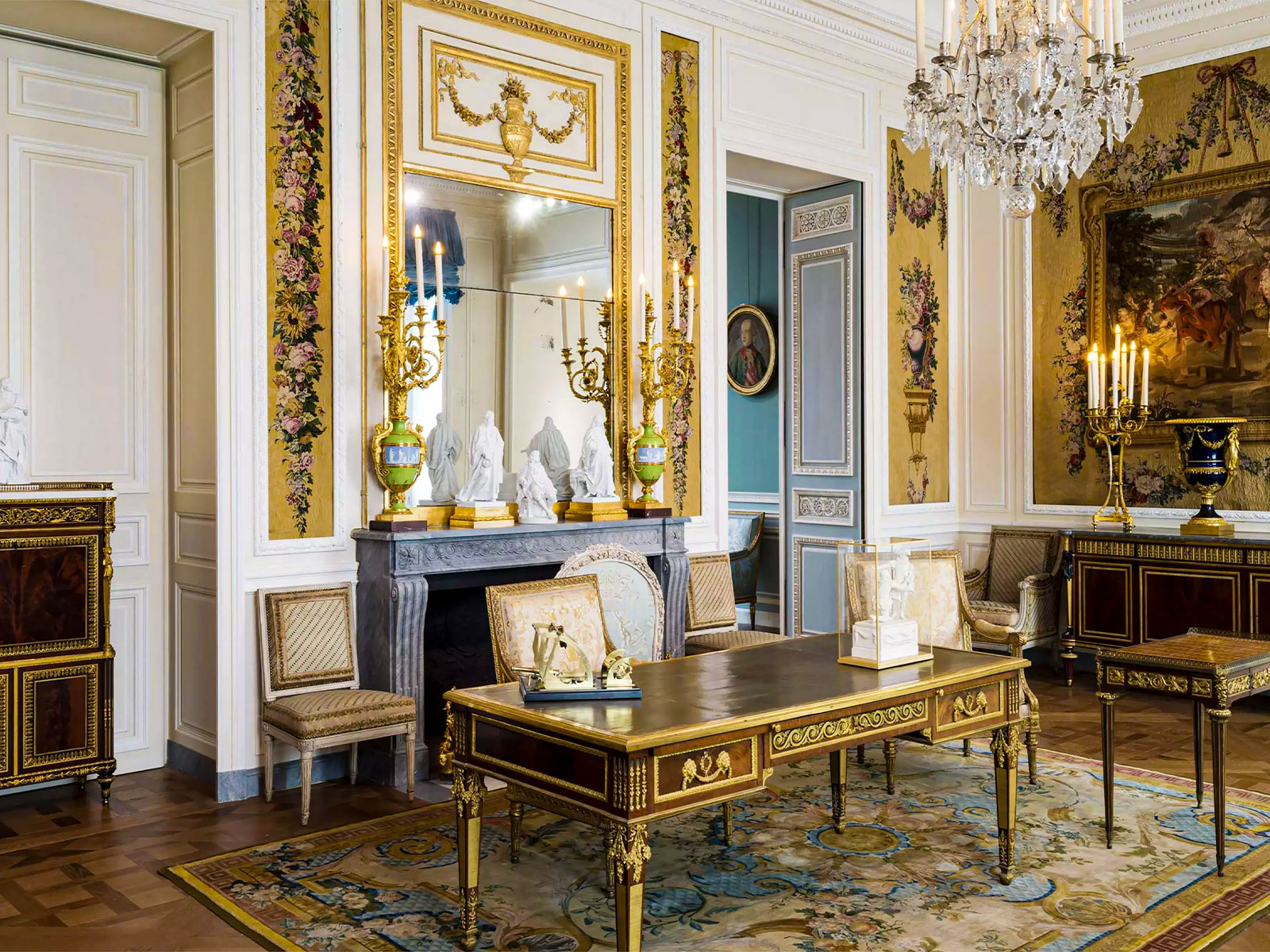 Offerts au Musée du Louvre, Paris  
Grand miroir et Bergère, d’époque Louis XVI.