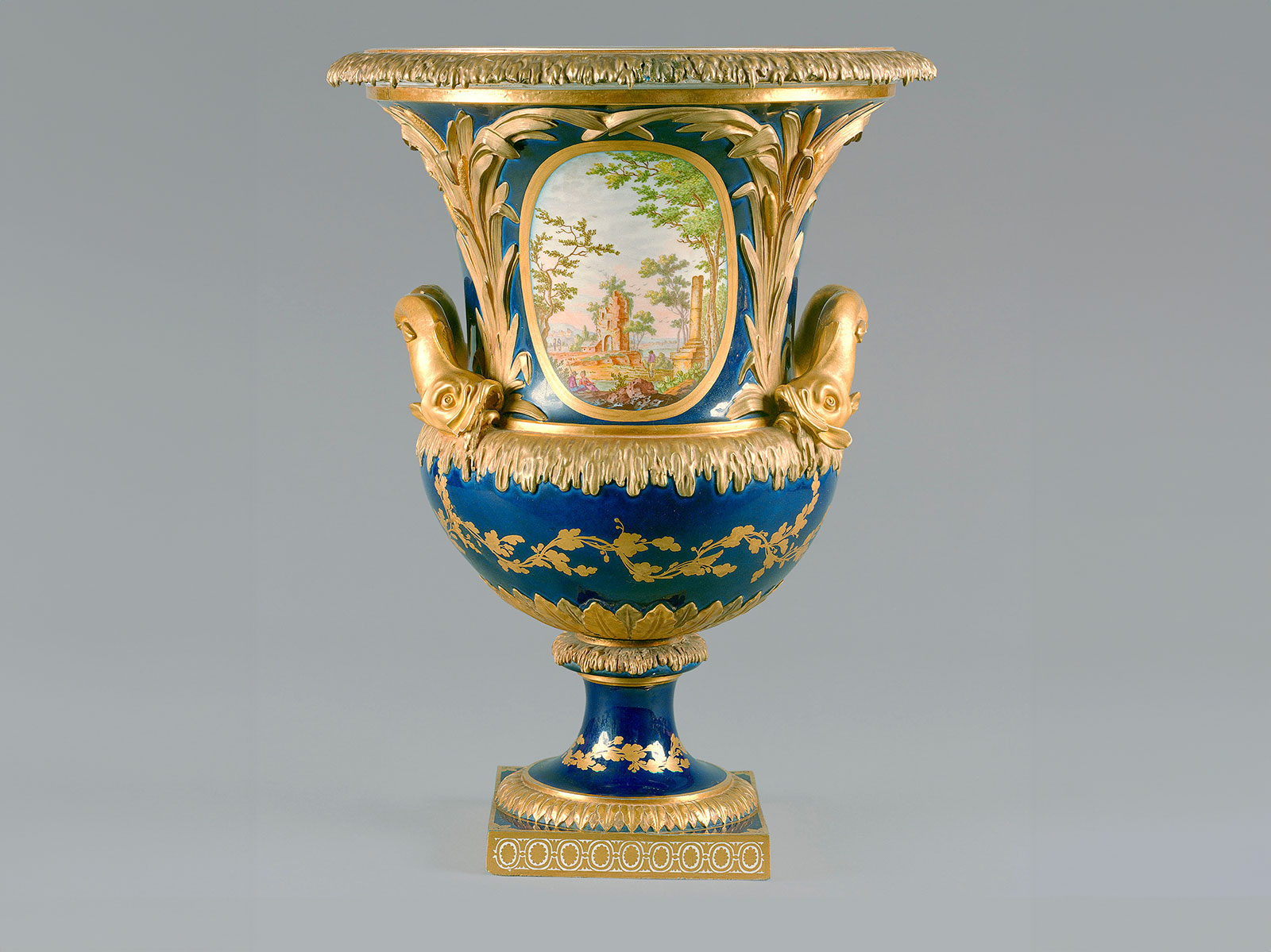 Manufacture royale de Porcelaines de Sèvres (“ Vase jardin à dauphins ”).
Don de la famille Kraemer au Musée du Louvre, Paris.