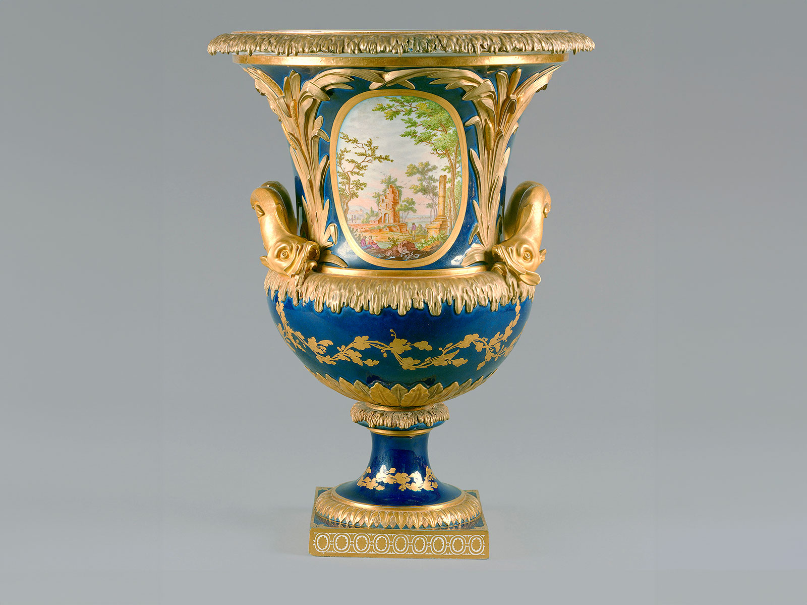 Manufacture royale de Porcelaines de Sèvres (“ Vase jardin à dauphins ”). Don de la famille Kraemer au Musée du Louvre, Paris.