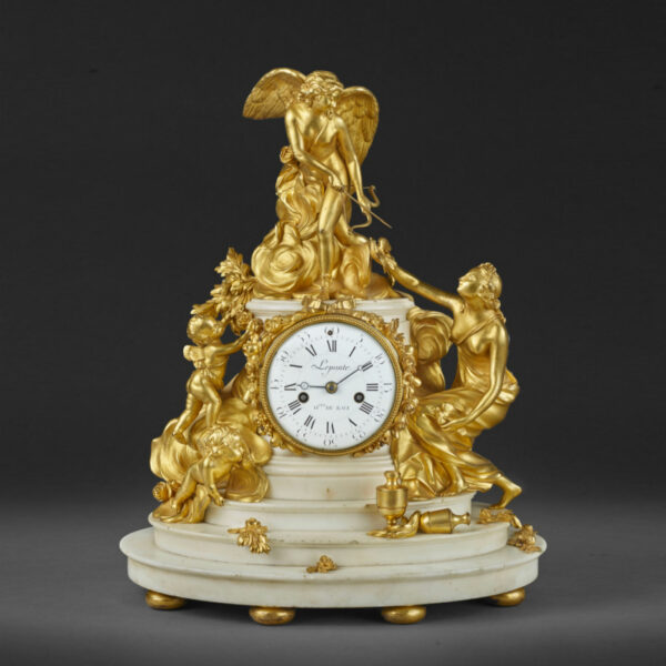 Pendule en bronze ciselé et doré, sur une base à degrés en marbre blanc sculpté : « Le sacrifice à l’amour »