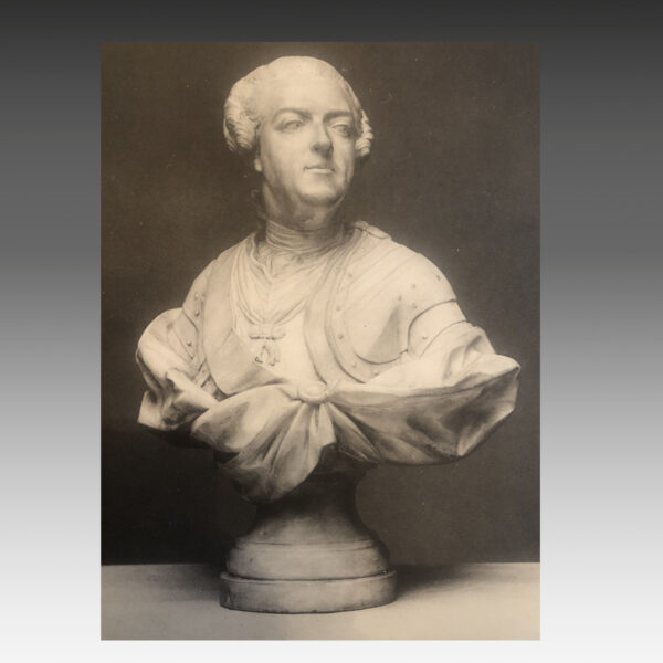 Petit buste en marbre blanc représentant le roi Louis XV portant la cuirasse
