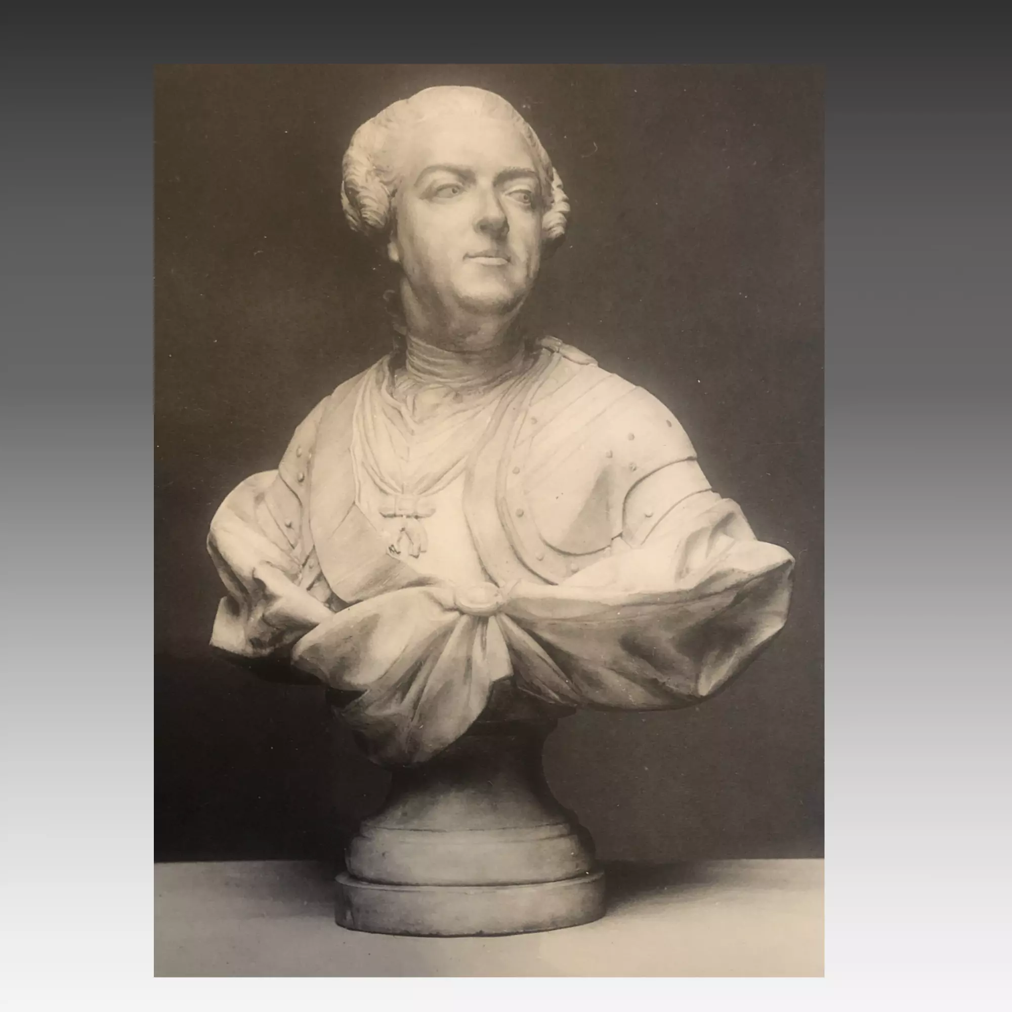 Petit buste en marbre blanc représentant le roi Louis XV portant la cuirasse