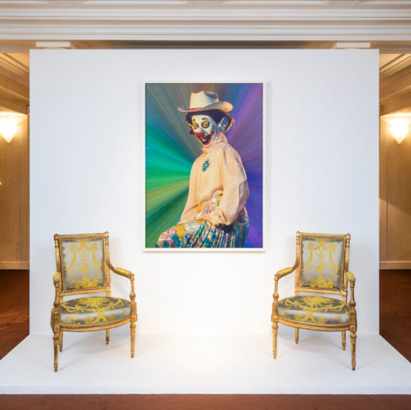 Cette paire de fauteuils en bois sculpté, d’époque Louis XVI, estampillée par Georges Jacob, est présentée sous une œuvre de la photographe américaine Cindy Sherman.
