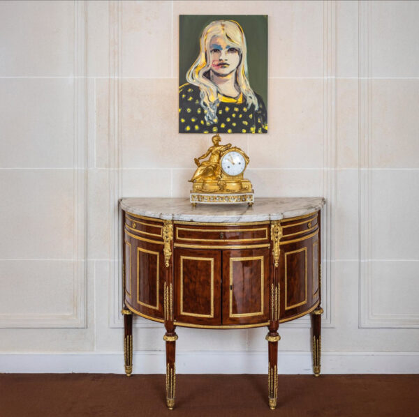 Portrait Makeup (2016) de Claire Tabouret s’est retrouvé mis en valeur au-dessus d’une commode d’époque Louis XVI, estampillée par René Dubois