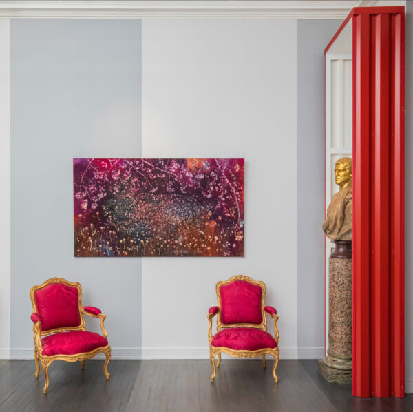 Accompagnant l'œuvre de Sam Falls, deux des six rares fauteuils à châssis amovibles en bois sculpté, d’époque Louis XV, estampillés par J.B Gourdin