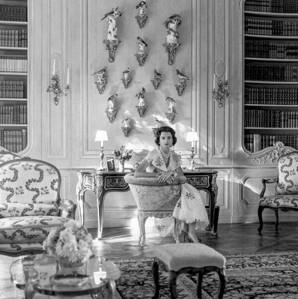 Jayne Wrightsman inside her house Jayne Wrightsman devant son bureau. Photo Horst P. Horst. ©Vogue