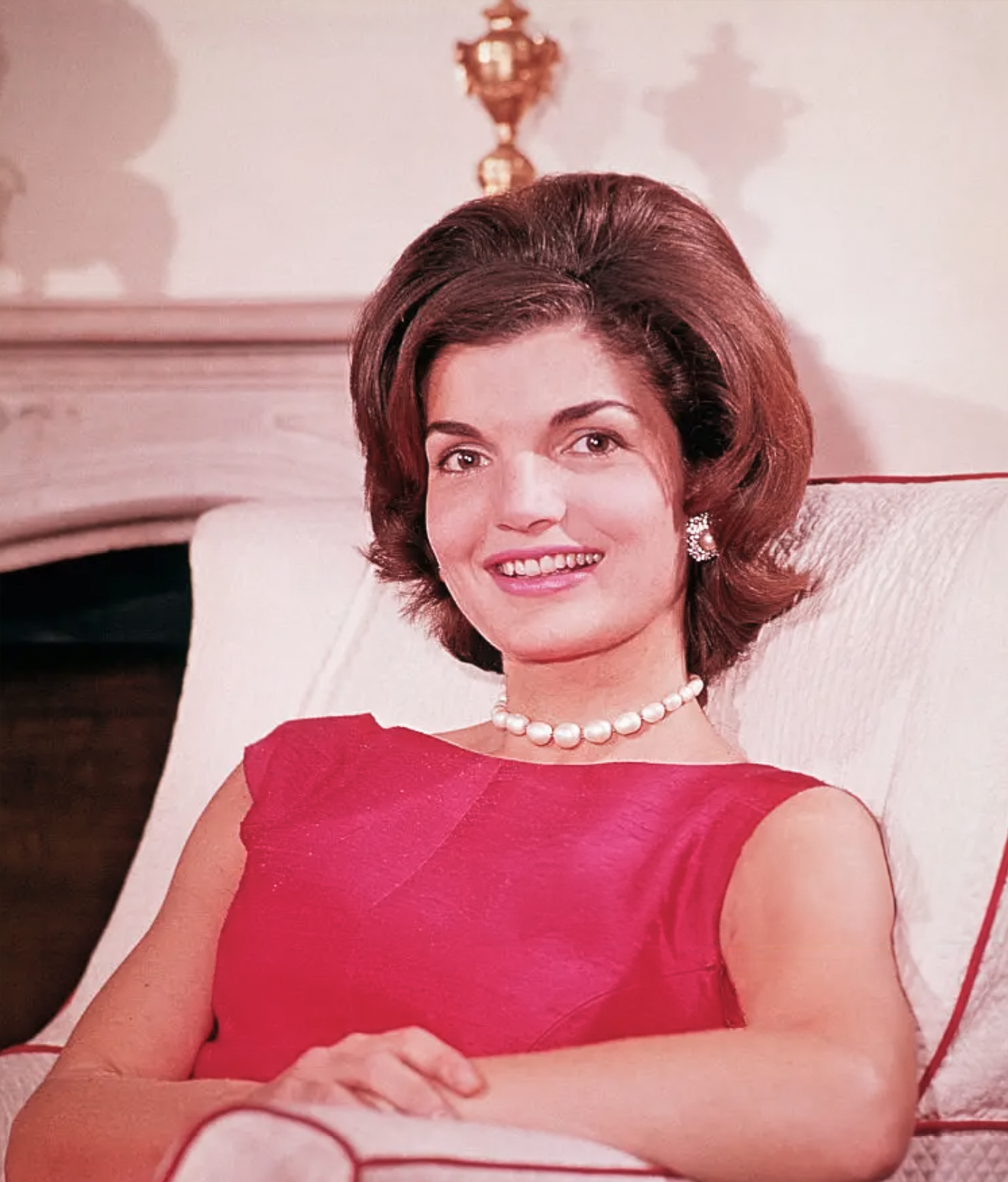 Jacky Kennedy Longtemps après avoir choisi des objets à la Galerie pour la Maison Blanche, elle continua “à titre privé”.