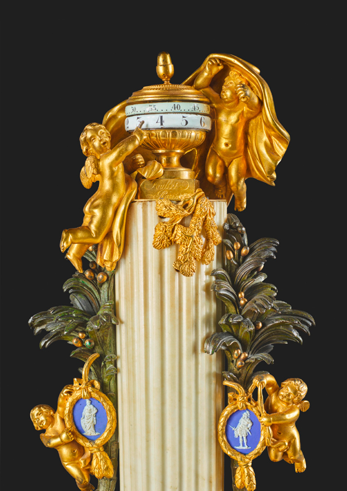 Pendule en marbre Detail. Signature de « Foullet à Paris » sur le bronze DETAIL