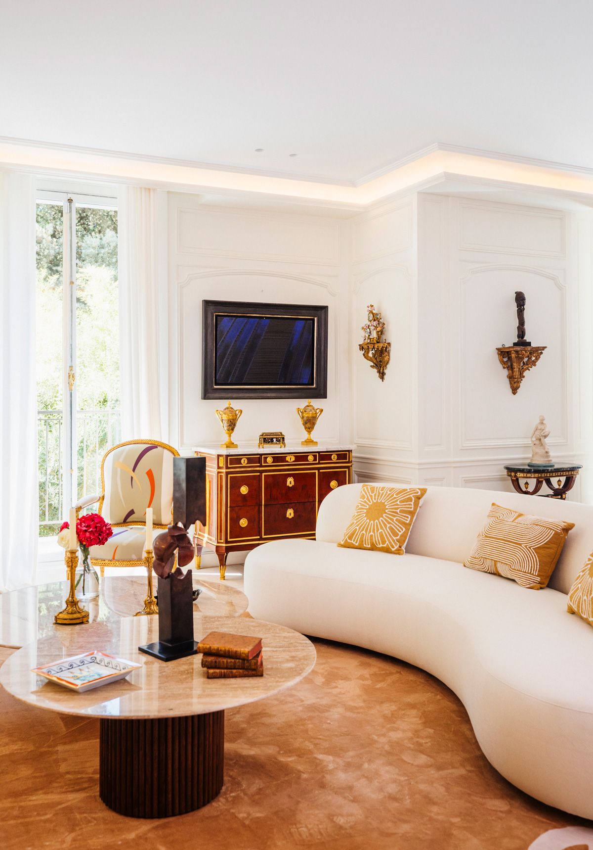 Les collectionneurs les plus prestigieux ainsi que les musées emblématiques, en France et dans le monde, possèdent un nombre remarquable de meubles et d’objets d’art provenant de la Galerie Kraemer.