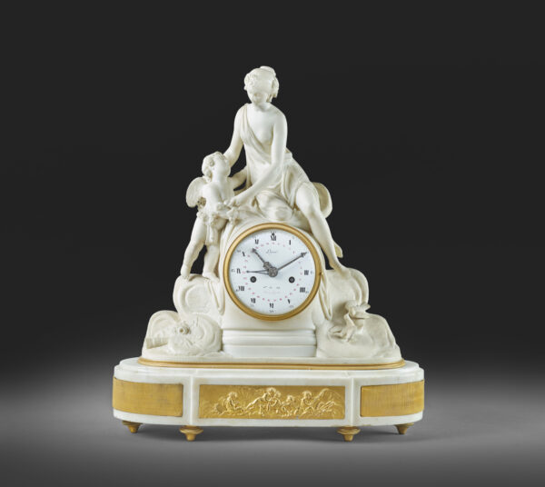 Jean Baptiste-Lépine (1720-1814) Pendule en marbre blanc sculpté, ornée de bronzes ciselés et dorés Le mouvement et le cadran signés par « Lépine Horloger du Roi, place des Victoires n°12 » Époque Louis XVI Galerie Kraemer